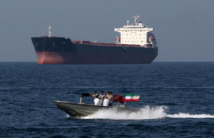 مشروع قرار لفرض رسوم على السفن العابرة من مضيق هرمز