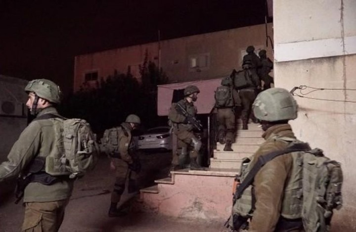الاحتلال يشن حملة اعتقالات ومداهمات في الضفة والعيسوية بالقدس