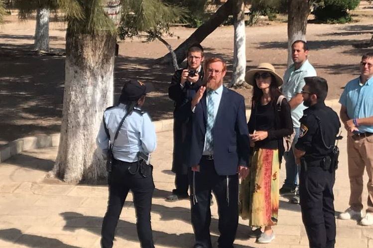 Rabbino e coloni invadono al-Aqsa