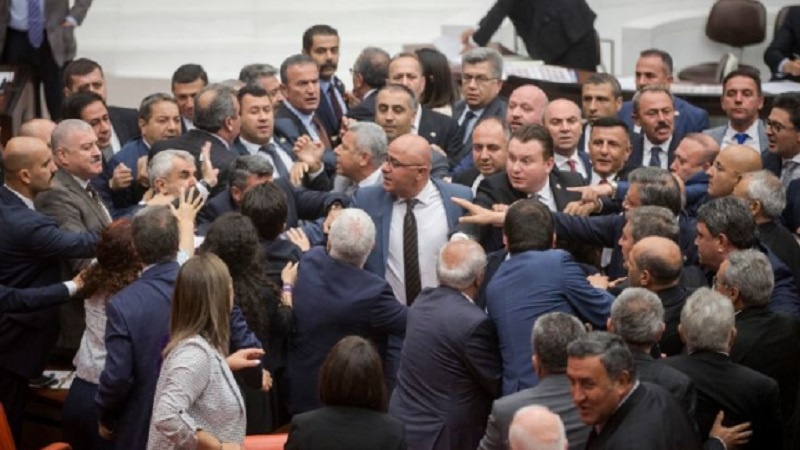  CHP ve MHP'li vekiller birbirine girdi