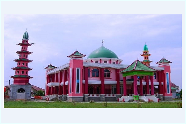 Endonezya’da Çin mimarisinde bir cami 