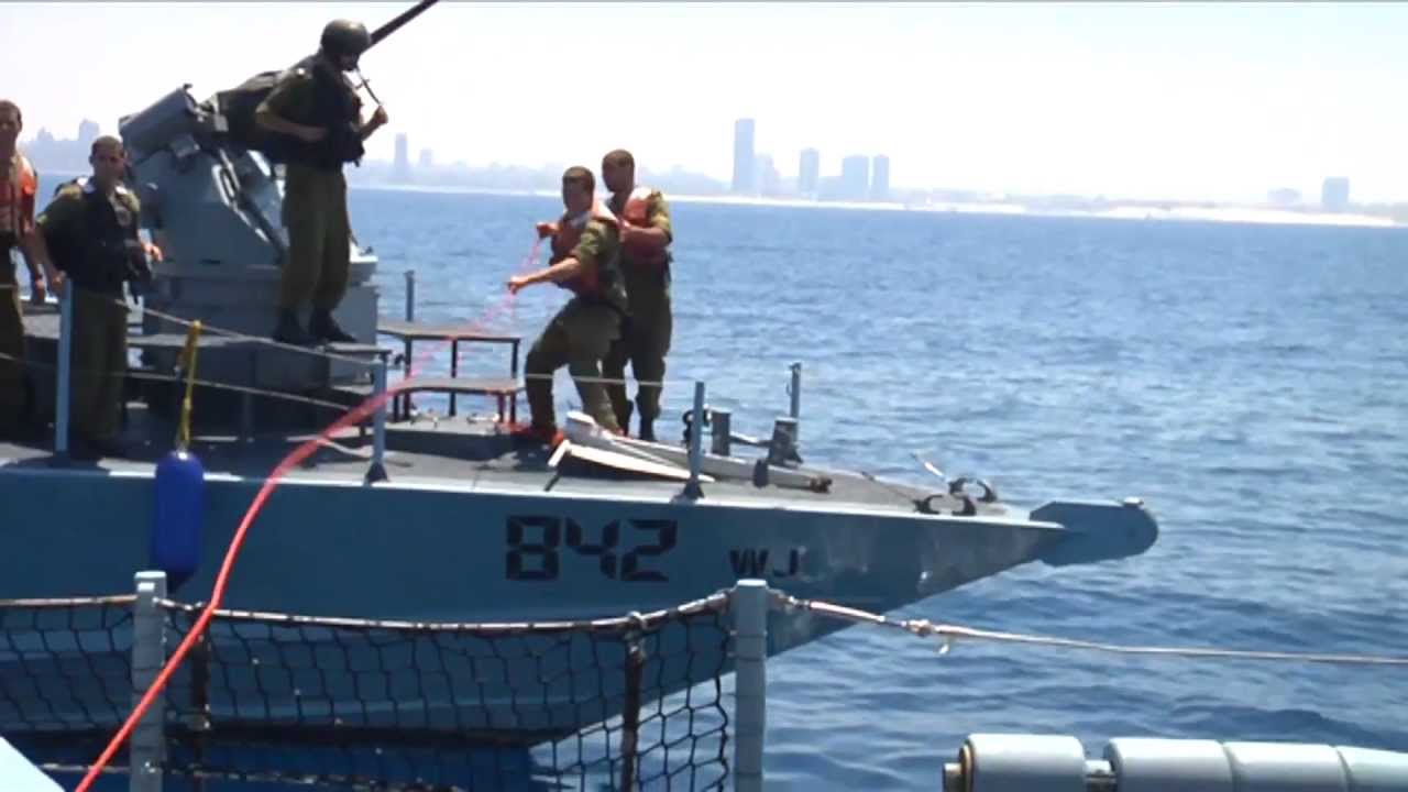 بحرية الاحتلال الاسرائيلية تهاجم مراكب الصيادين وتعتقل صيادين جنوب القطاع