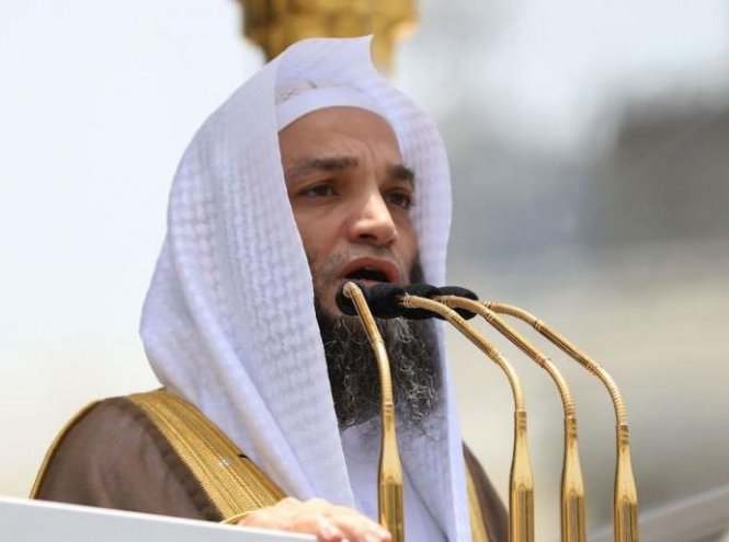 خطيب المسجد الحرام يحذر من انتشار الإلحاد بــ السعودية!