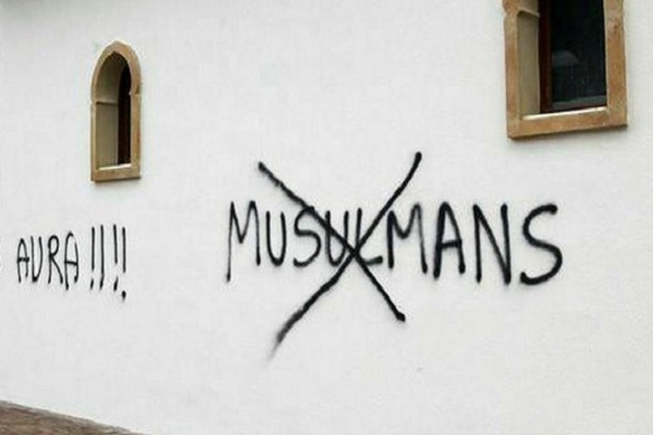 İngiliz kadınlardan müslüman yolculara ırkçı saldırı 