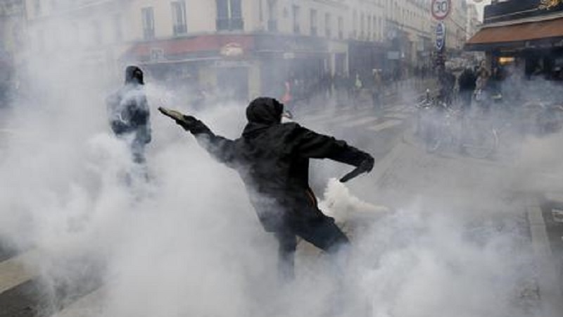 Francia: scontri sugli Champs Elysées