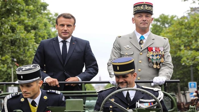 Halk Macron'u yuhaladı ve istifaya davet etti