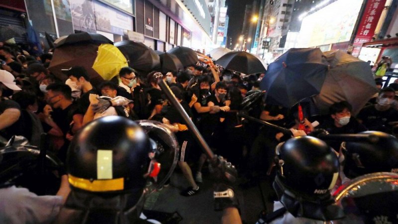 数十名香港示威者被捕并受伤了