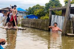 ေရေဘးေၾကာင့္ ၁၃ ၿမိဳ႕နယ္မွ လူတစ္ေသာင္းခန္႔ကို ေဘးလြတ္ရာေရႊ႕ေျပာင္း