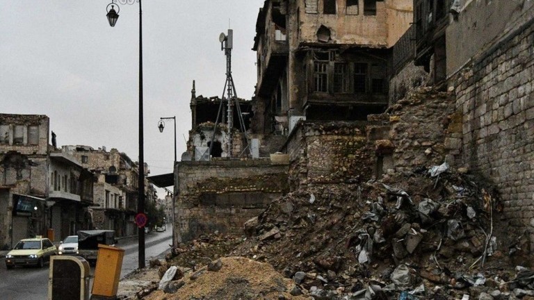 مسلحون ارهابيون يقصفون مناطق في حلب السورية يسفر عن مقتل مدني وإصابة آخرين