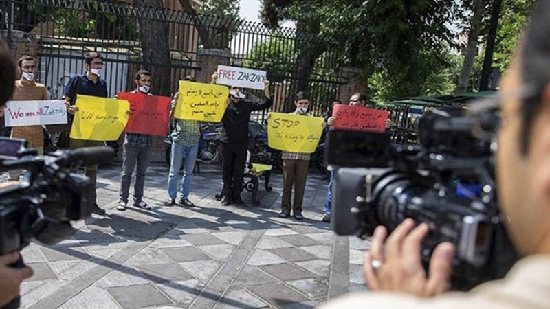 ناڕەزایەتی دەربڕینی خوێندکارانی تارانی بە درێژەی بەندکرانی شێخ "ئیبراهیم زەکزاکی" ناڕەزایەتی دەربڕینی خوێندکارانی تارانی بە درێژەی بەندکرانی شێخ "ئیبراهیم زەکزاکی"