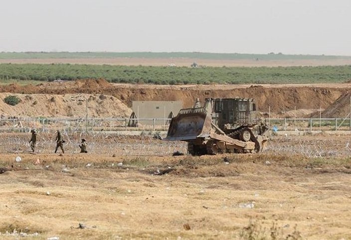 قوات الاحتلال الإسرائيلي تتوغل شمالي غزة وتستهدف مرصدًا للمقاومة