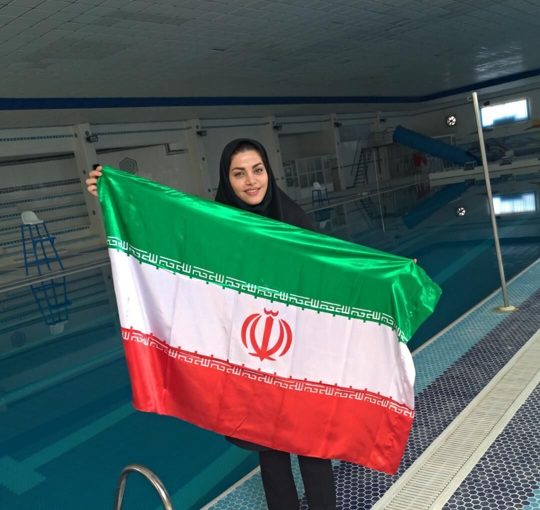 Iranische Frau schwimmt 175 Meter mit gefesselten Händen