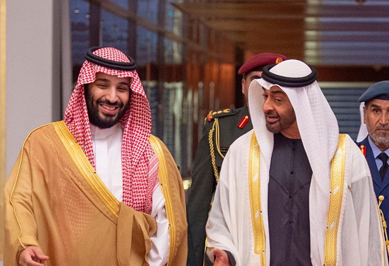 "ابن زايد وابن سلمان" في ملهى ليلي وسط فتيات شبه عاريات+ (فيديو)