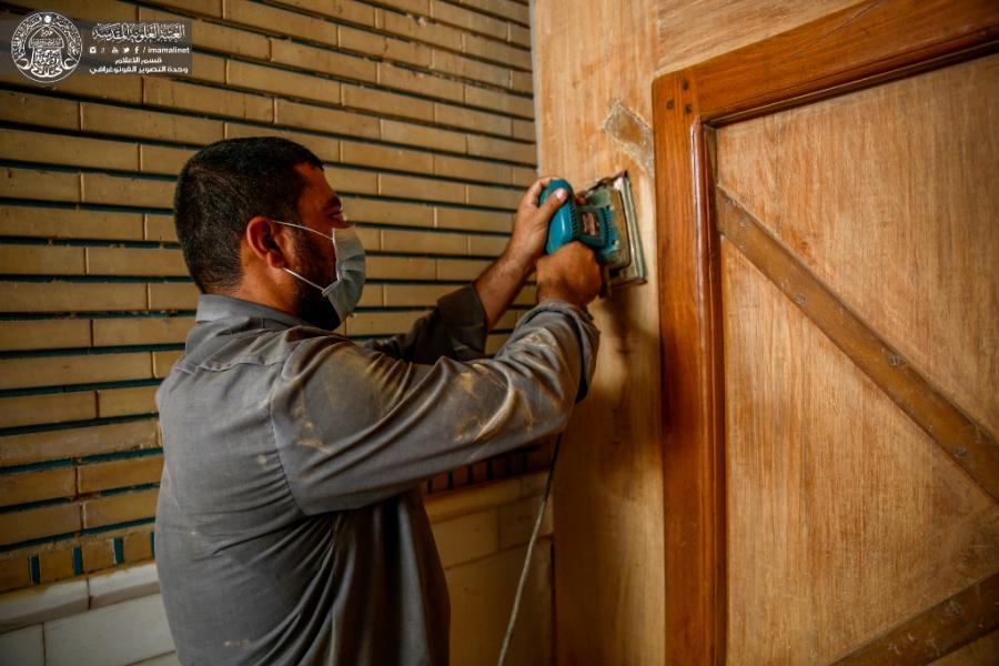 تقریر مصور/ كوادر شعبة النجارة تباشر بصيانة باب القبلة للصحن العلوي المطهر