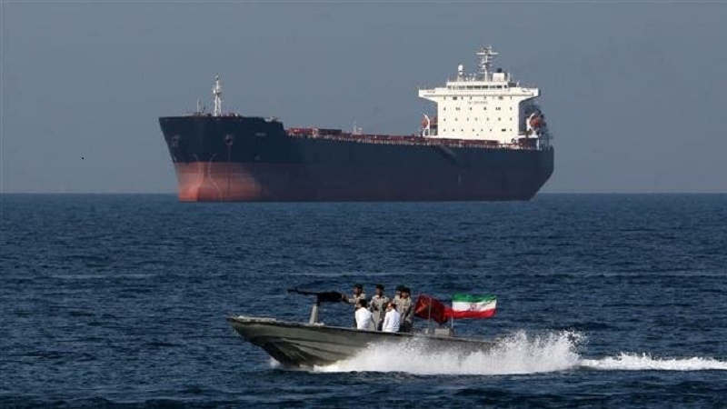Iran, petroliera degli Emirati scortata in porto