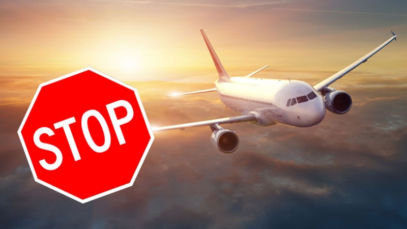 Grida e insulta passeggeri: aereo inverte rotta