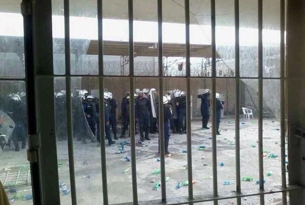 عدد كبير من القوات مدعومة بالكلاب وأسلحة الشوزن تحيط بمبنى 13 بعد احتجاج السجناء على انقطاع الماء