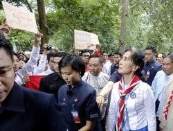  ေဒၚေအာင္ဆန္းစုၾကည္ ရန္ကုန္တကၠသိုလ္ လာေရာက္စဥ္ ေက်ာင္းသားအခ်ိဳ႕ ဆႏၵျပ  ဆဲဗင္းဇူလိုင္လမ္းေလွ်ာက္ခ်ီတက္မႈ တရားဥပေဒစိုးမိုးေရးႏွင့္