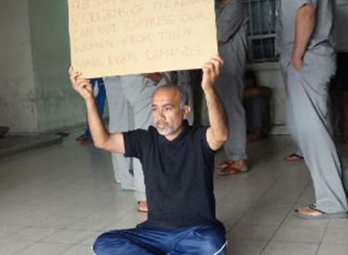 سجين الرأي "محمد السنكيس" مستمر في إضرابه عن الطعام رغم تدهور حاد في صحته