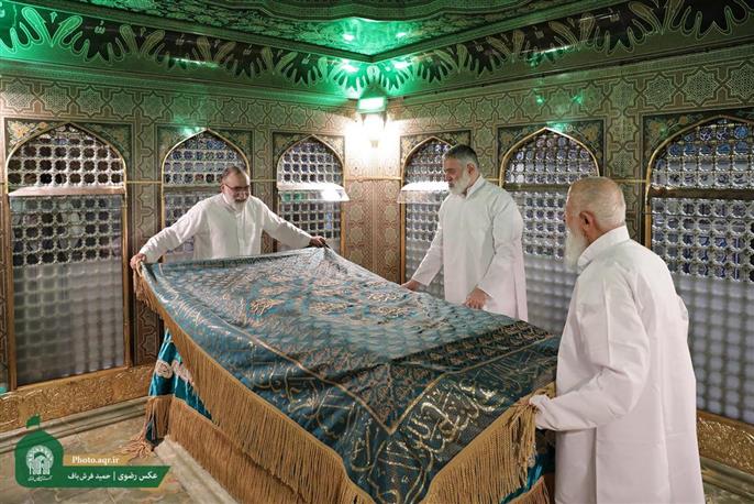 امام علی بن موسی الرضا (ع) کی قبر مبارک کو غسل دیا گيا