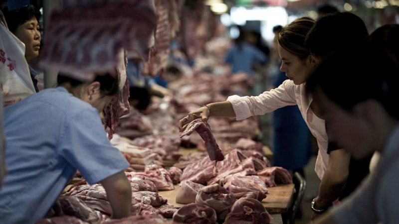 中国允许一些公司免税进口美国棉花玉米高粱和猪肉