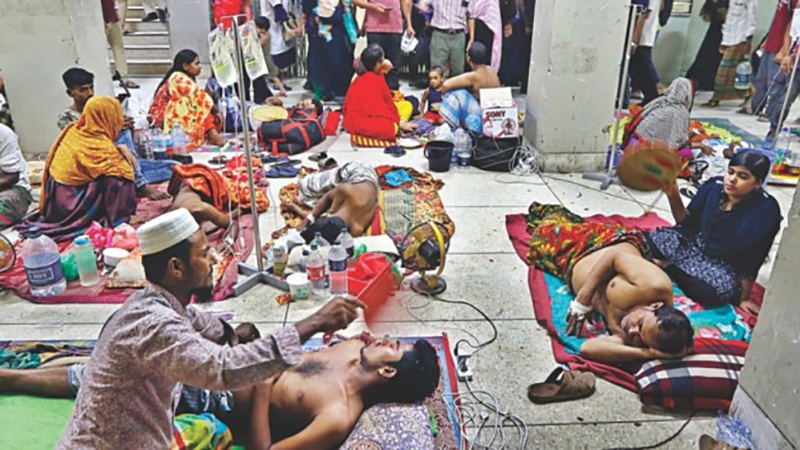 ঢাকায় ডেঙ্গু আতঙ্ক: হাসপাতালে লাইনধরে আগাম বেড বুকিং!