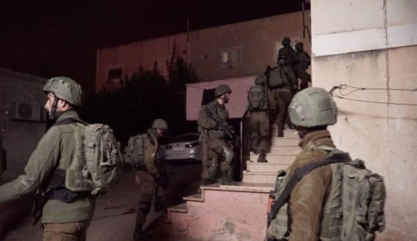 الاحتلال يواصل حملات الدهم بالضفة والقدس ويعتقل 13 مواطناً