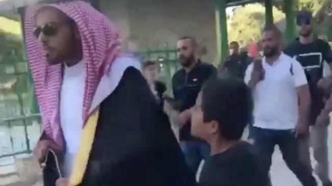 Pro-Israel Saudi blogger spit on by Palestinians sings in Hebrew for Netanyahu