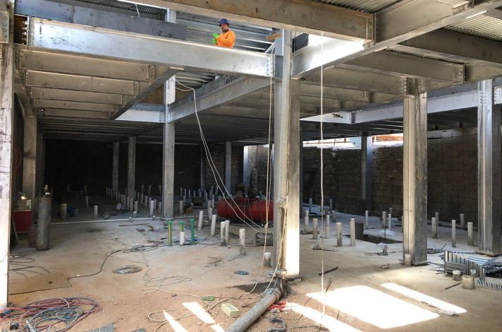 Die Mitarbeiter der technischen Instandhaltungsabteilung arbeiten weiterhin am Bau des Sanitärkomplexes in der Qibla-Straße des 