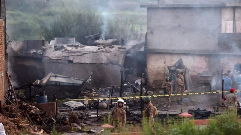 Pakistan’da askeri uçak yerleşim alanına düştü: 17 ölü