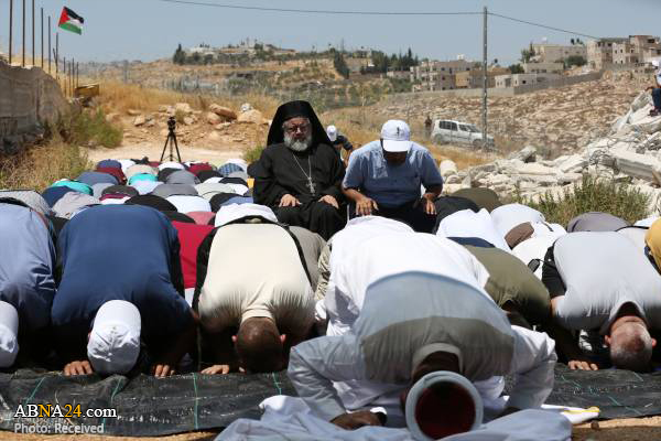 تقریر مصور/ قسيس مسيحي يشارك في صلاة الجماعة للفلسطنيين 