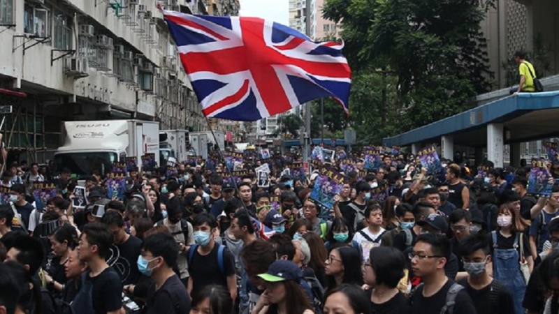 继续爆发大规模抗议，少数示威者挥舞英国和美国国旗