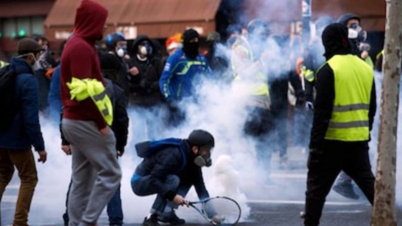 フランスで、警察と「黄色いベスト」運動が衝突