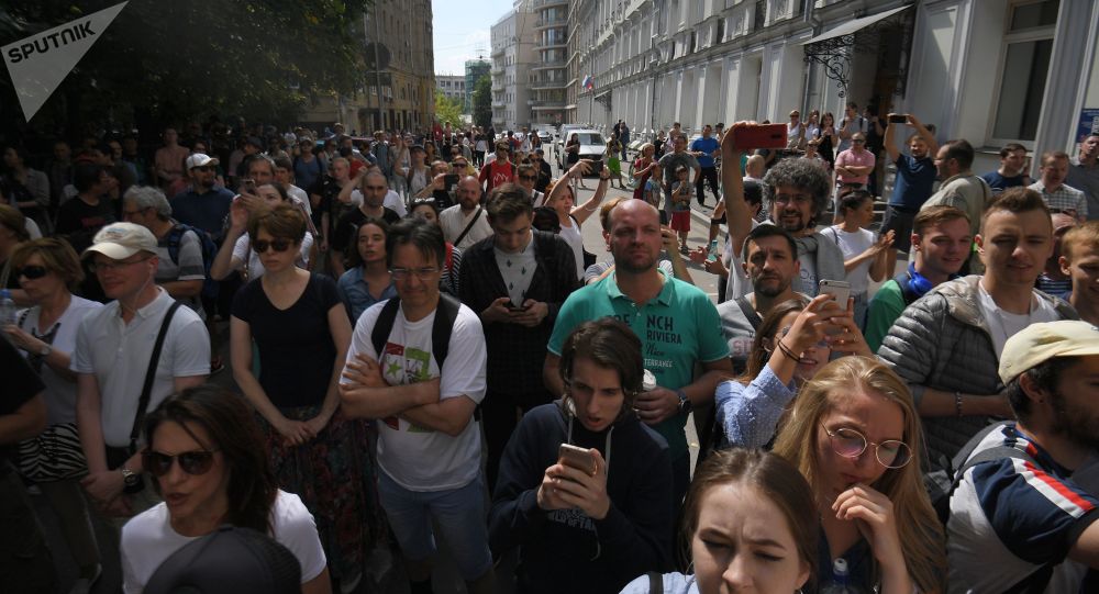 Moscovitas saem às ruas para participar de manifestação