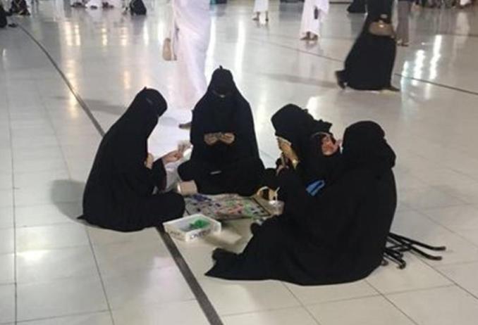 سعوديات يلعبن "القمار" داخل الحرم المكي تشعل مواقع التواصل+(صور)