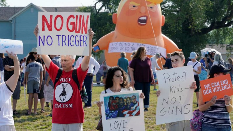 Протесты против визитов Трампа из-за его иммиграционной политики