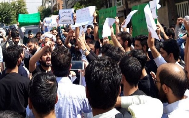 ہزاروں کشمیریوں کا کرفیو کے باوجود مظاہرہ / 3 کشمیری جاں بحق اور 42سے زائد زخمی