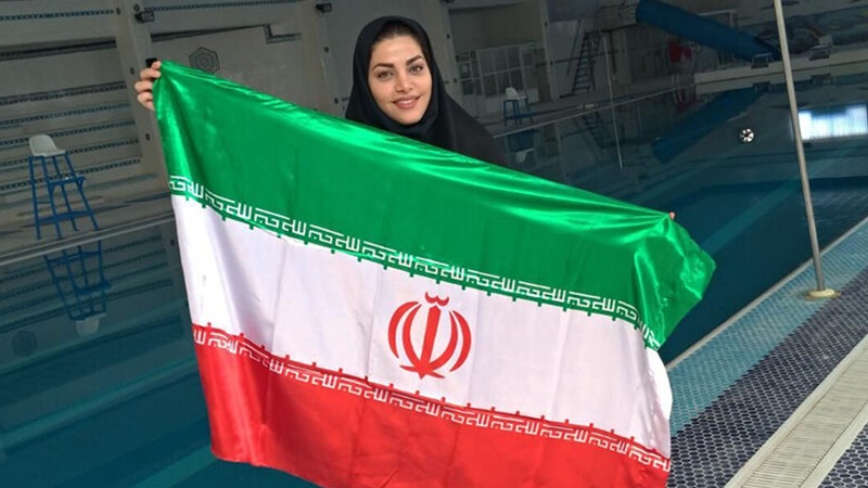 Iranerin stellt Rekord im Schwimmen mit gefesselten Händen auf