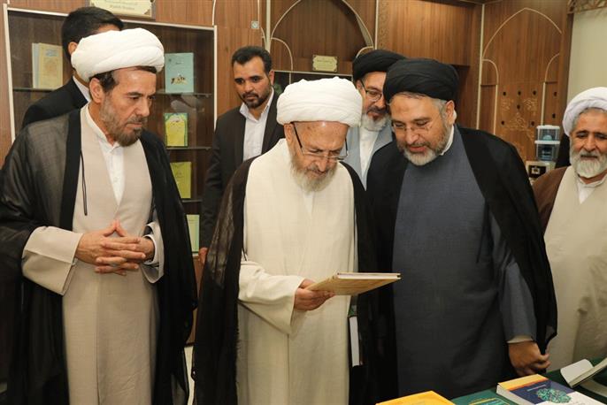مراجع تقلید عظام نے آستان قدس رضوی کے اسلامی تحقیقاتی فاؤنڈیش کا معائنہ کیا