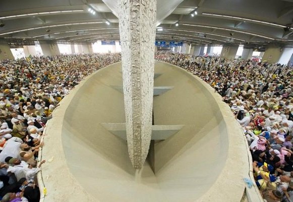 حجاج بيت الله الحرام يواصلون أداء المناسك في مشعر منى
