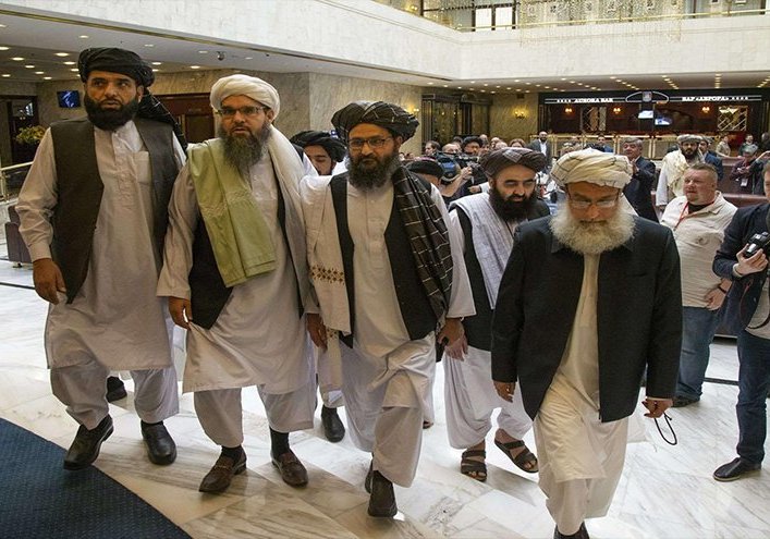 "طالبان والمبعوث الأمريكي" يوقعان سلام أفغانستان