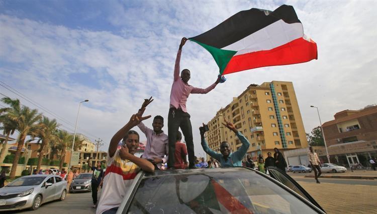 السودانيون يحتفلون ببدء الانتقال إلى الحكم المدني