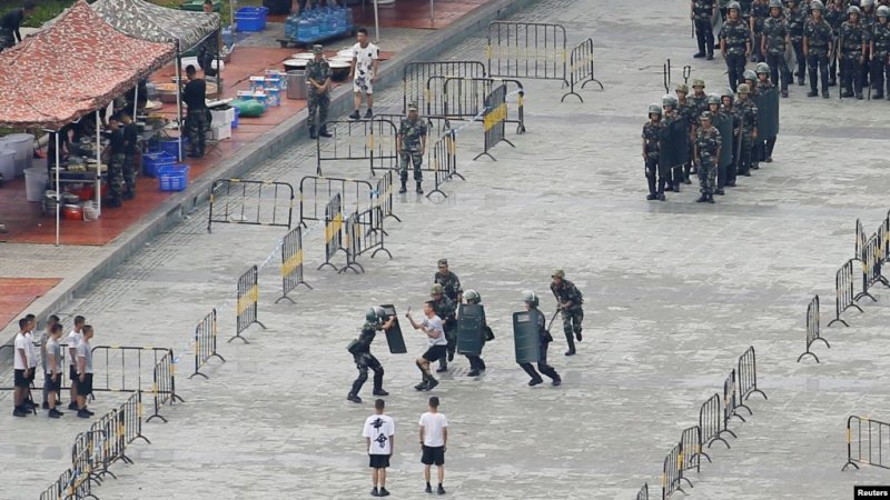 中国警察在香港边界举行军事演习