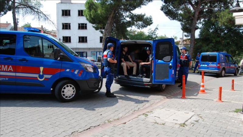 Dikili'de 80 kaçak göçmen yakalandı
