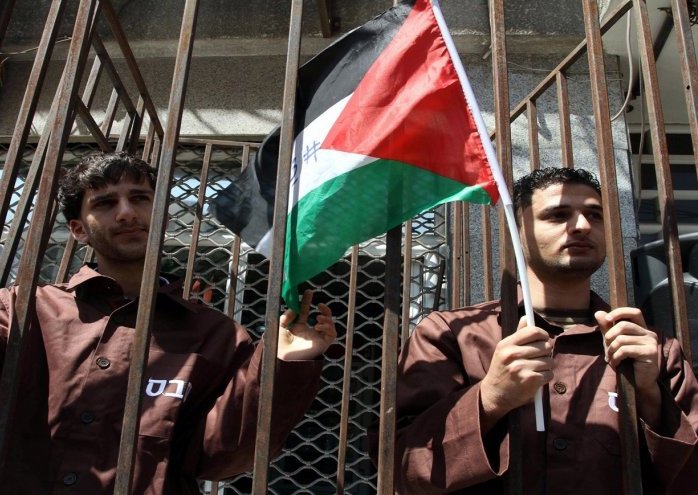 أسرى حركة حماس يجرون مكالمات هاتفية مع اقاربهم