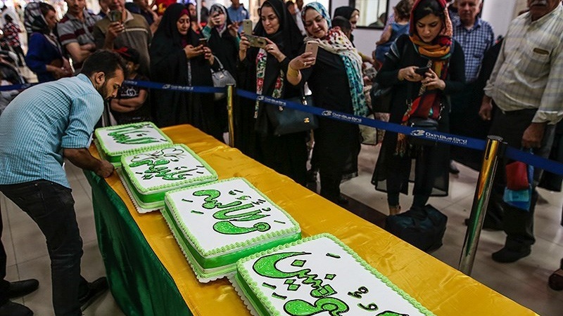 Pembagian Kue 80 Kilogram di Bandara Ahvaz