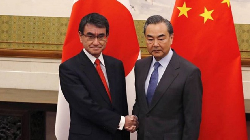 中日两国外长强调加强和扩大双边关系