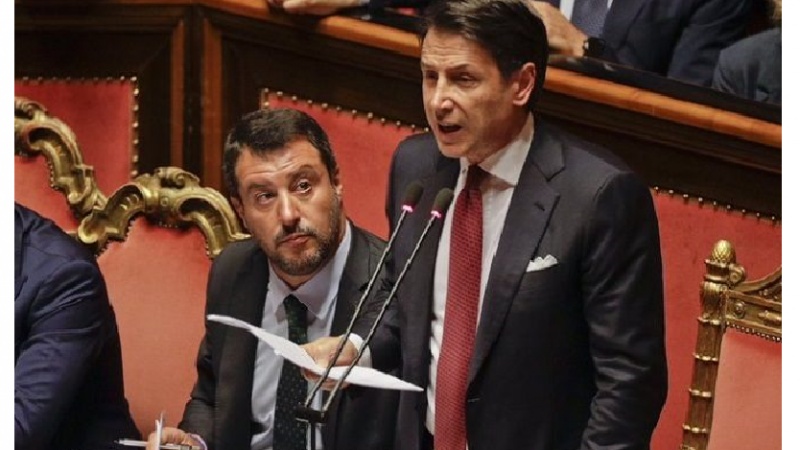 Conte si è dimesso, furia contro Salvini: "Irresponsabile"