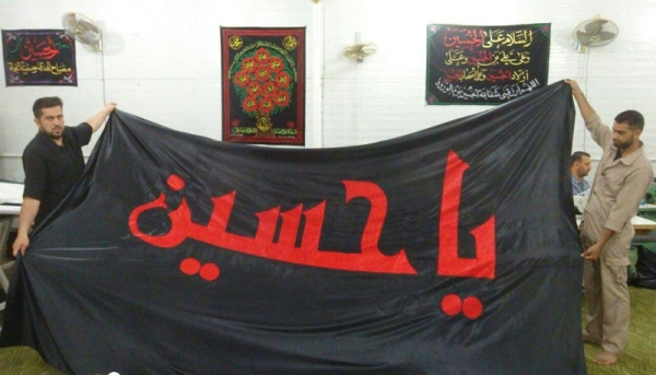إنجاز راية الحزن السوداء لقبة مرقد الامام الحسين (ع) ايذانا بحلول شهر محرم