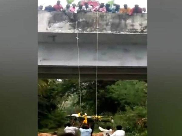 Kasta Rendah Terpaksa Turunkan Mayat Dari Jambatan Guna Tali